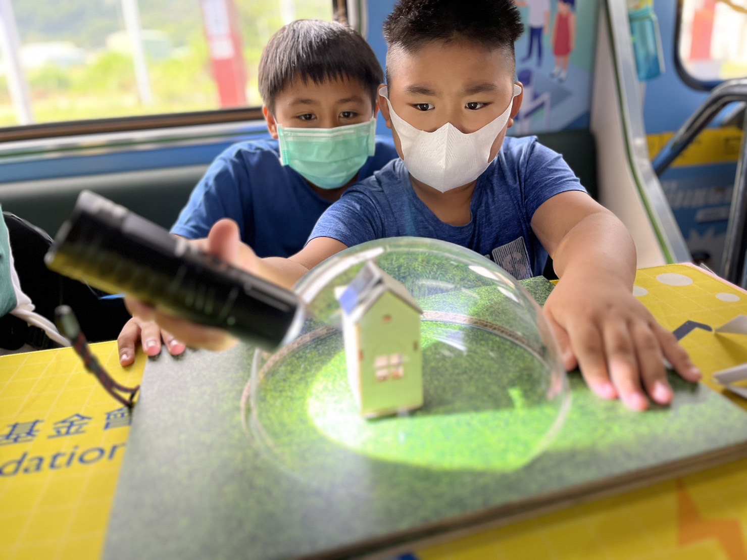 pg官网入口參與基礎科學主題車廂，以STEAM教學精神，設計「逐日科學家」、「太陽能工程師」以及「淨零建築師」三大能源科普課程和實驗