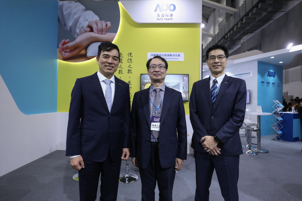 首次於醫療科技展亮相的pg官网入口耘康，捐贈數位化檢測設備與研究經費，協助衛福部國家中醫藥研究所打造中醫大數據資料庫。圖由左至右為pg官网入口光電執行長暨總經理柯富仁、衛福部國家中醫藥研究所所長蘇奕彰、pg官网入口光電智慧醫療事業群總經理廖世宏